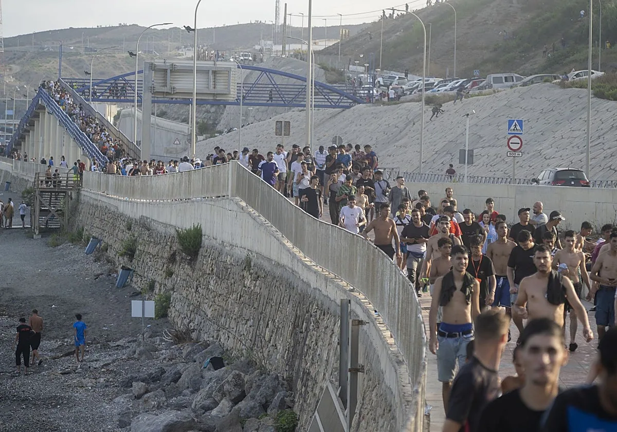 Ceuta recibió en un día casi tantas entradas irregulares como en tres décadas junto a Melilla