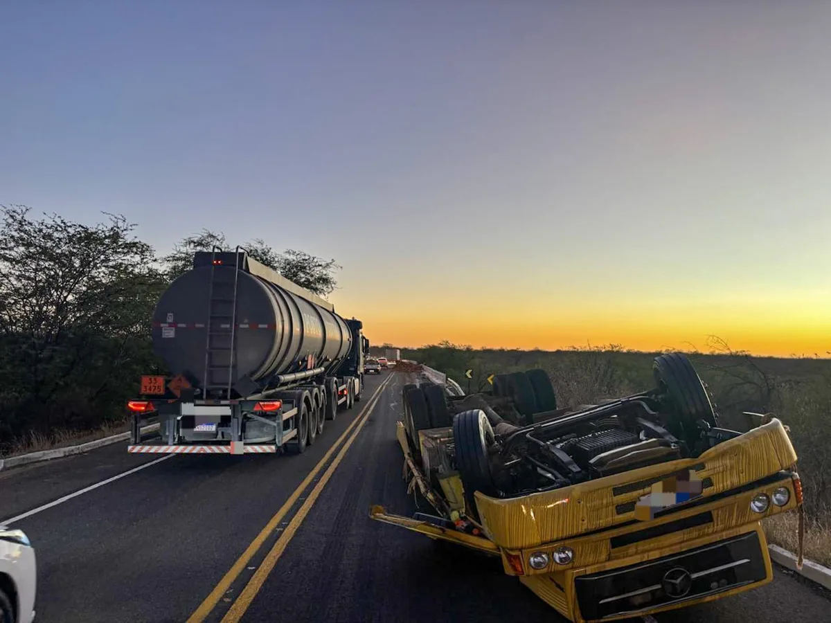 Caminhão tomba em ponte na BR-428 em Santa Maria da Boa Vista