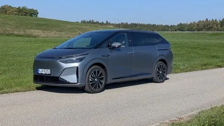 heise+ | Elektroauto Xpeng X9 im Test: Die konsequente Absage an Agilität