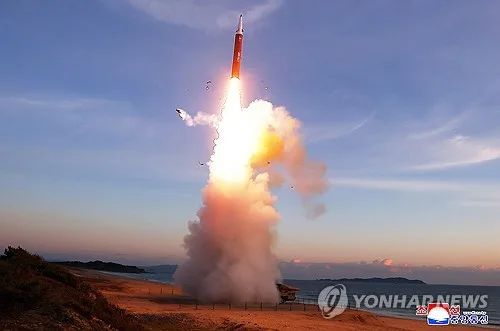 [속보] 軍 "北미사일, 900km 이상 비행…제원 정밀 분석중"