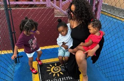 Rihanna leva filhos para rua em que cresceu e que a homenageia em Barbados