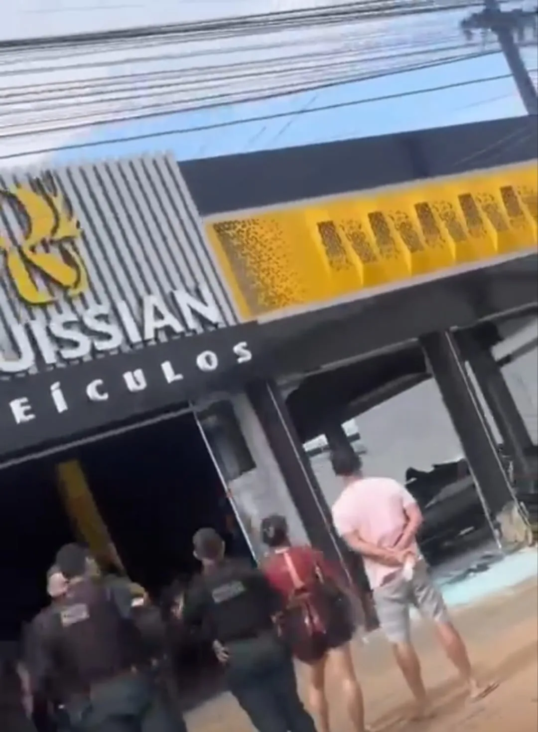 Veículo perde controle e atinge loja de automóveis na Avenida Ataíde Teive