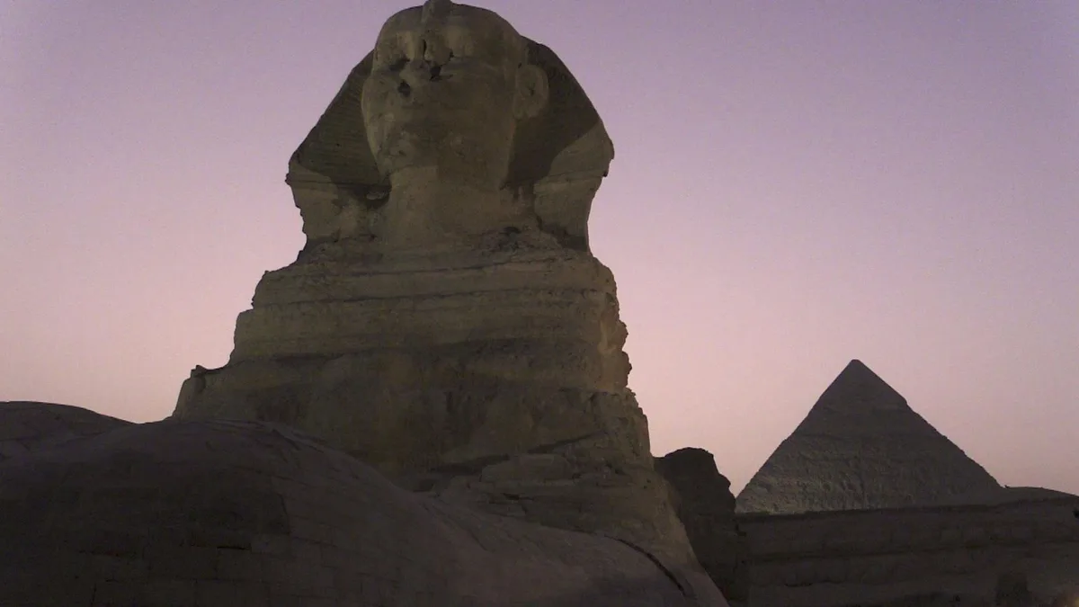 Alemania y Egipto miran a través de las paredes de la pirámide más pequeña de Guiza y encuentran dos bolsas de aire ocultas desde hace 4.500 años