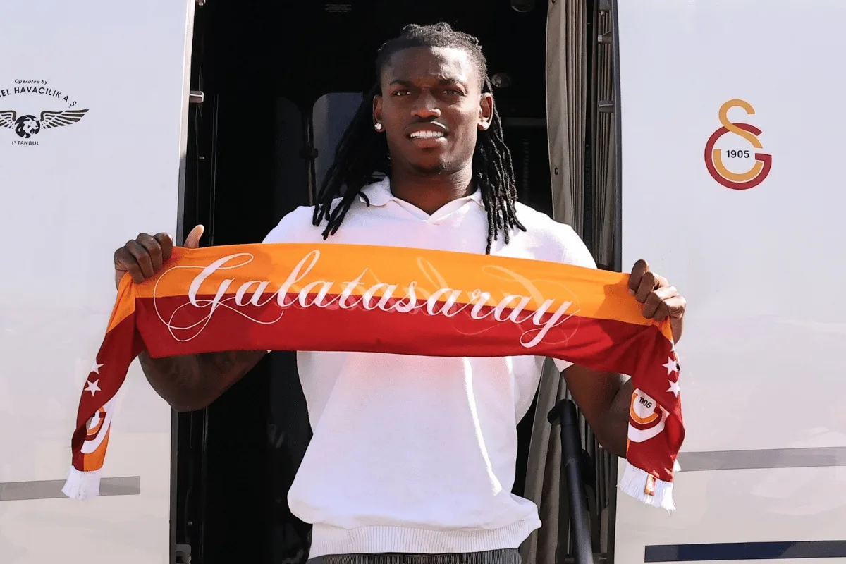 Rafael Leão desembarca na Turquia e encaminha transferência ao Galatasaray