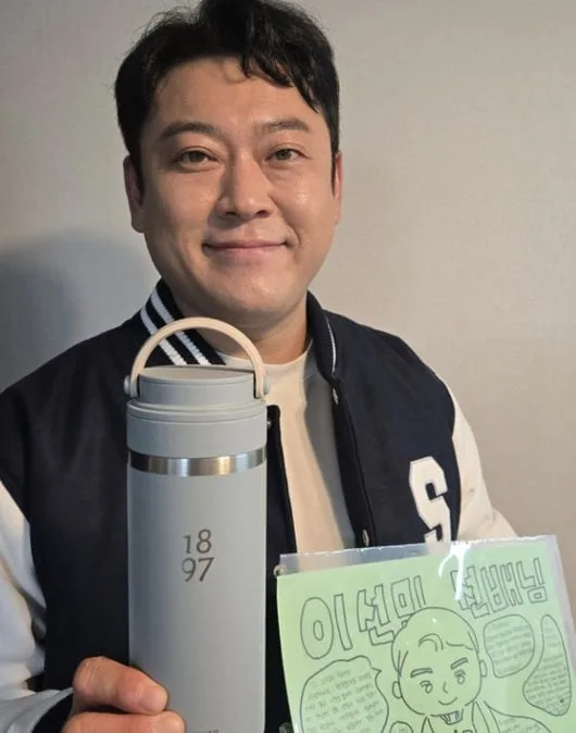 대세 인정! 이선민, 모교 돌아가니 이 정도 환대..후배들 선물 ‘활짝’