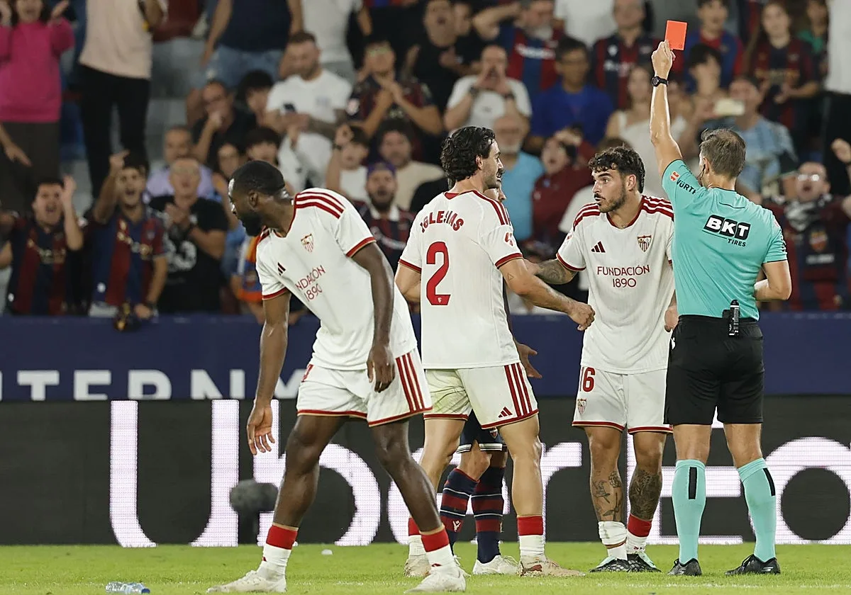 El Sevilla FC se enreda en el sainete de Cordero Vega y cede otro empate sobre la bocina (3-3)