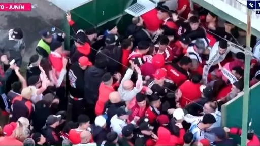 Caos y heridos: los incidentes en el ingreso de la hinchada de River al estadio Eva Perón de Sarmiento