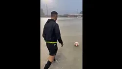 VÍDEO: campo alagado... vale mesmo a pena ver se dá para jogar, senhor árbitro?
