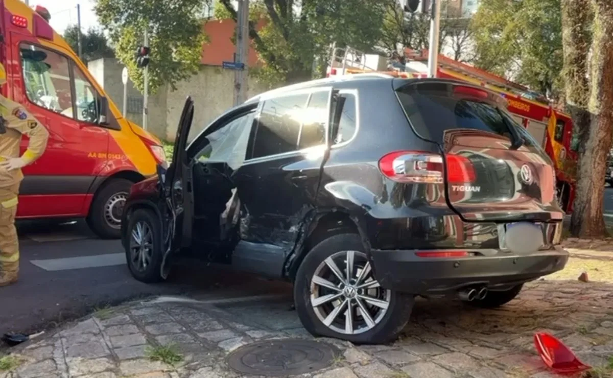 Motorista fica ferida após carro ser atingido por caminhão a duas quadras de casa no Água Verde