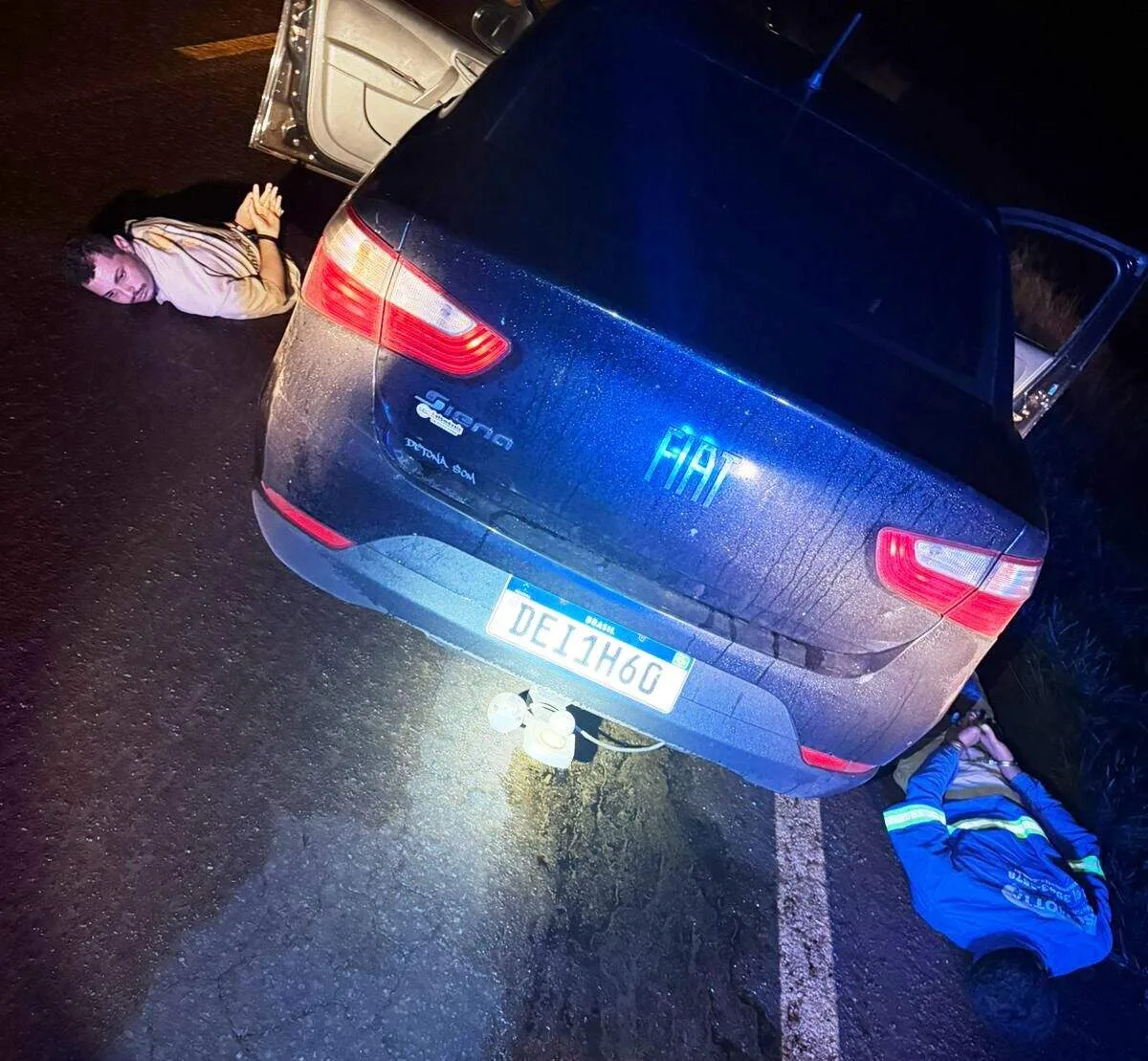 Polícia atira 18 vezes em pneus de carro roubado após fuga de posto