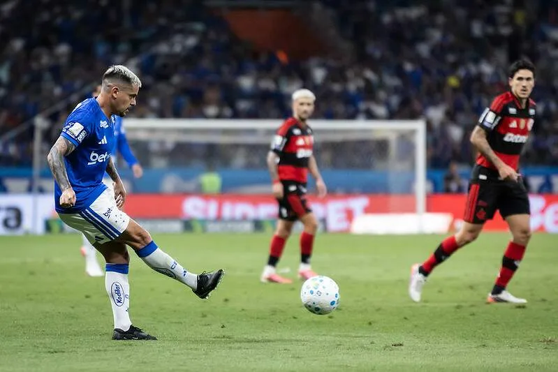 Cruzeiro marca nos acréscimos e vence Flamengo por 2 a 1 no Mineirão