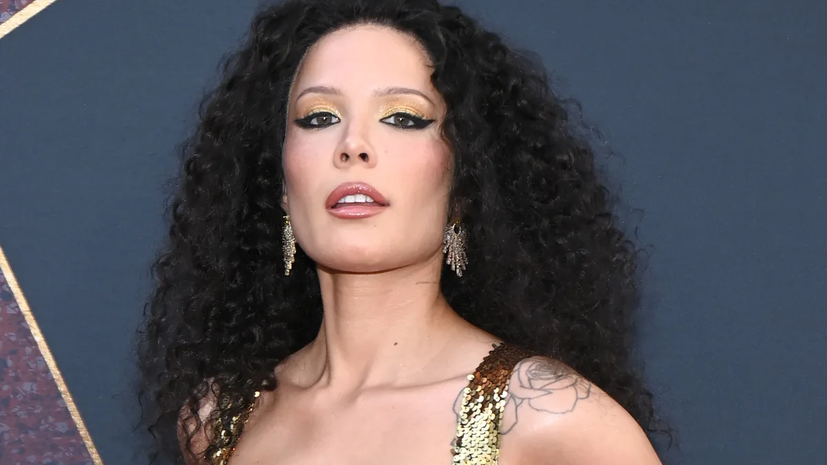 Halsey atualiza estado de saúde após ida ao hospital e revela se mantém show no Rock in Rio Halsey atualiza estado de saúde após ida ao hospital e revela se mantém show no Rock in Rio