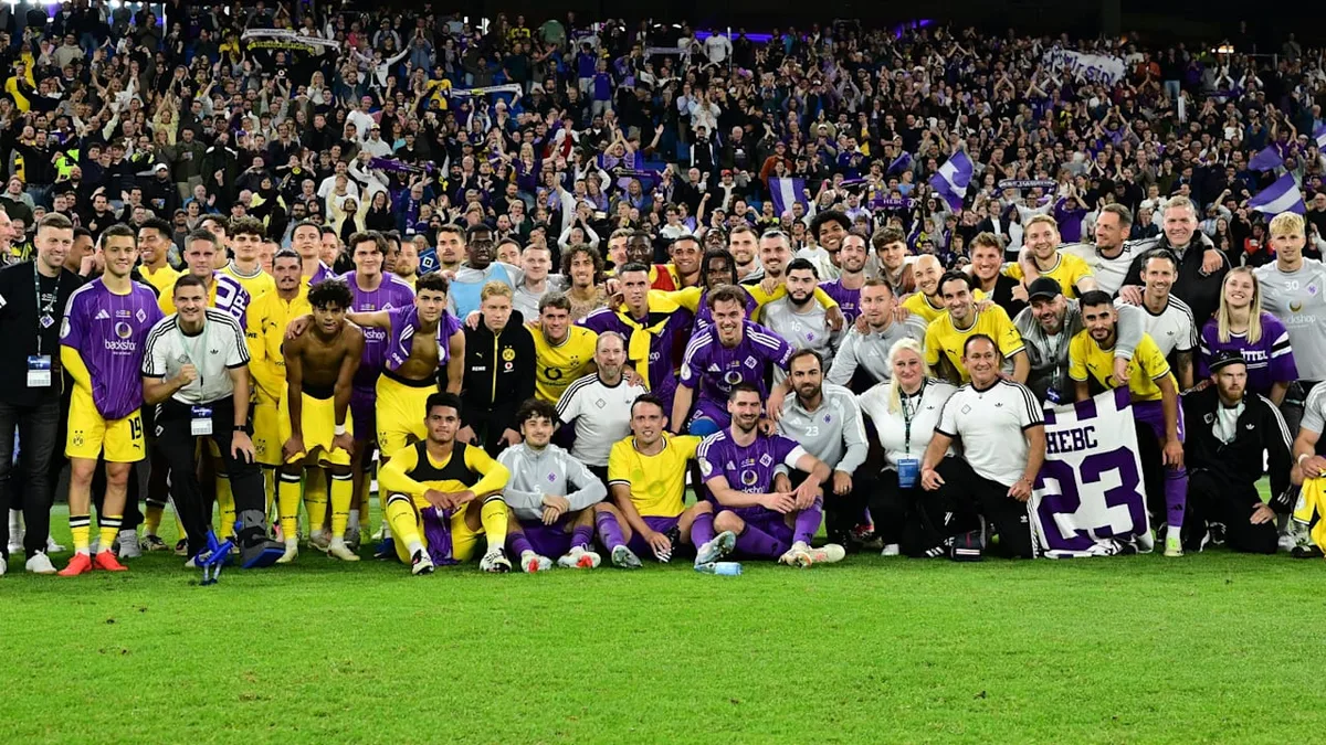 HEBC feiert mit BVB beim HSV - Das schönste Pokal-Foto des Jahres