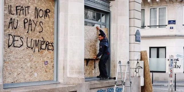 « Dix ans de Macron, voilà ce que ça fait », « il y a beaucoup de colère accumulée » : Paris, le jour d’après, fébrile à l’heure de compter les plaies