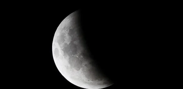 Eclipse lunar 'quase total' deixa 96,2% da Lua escurecida