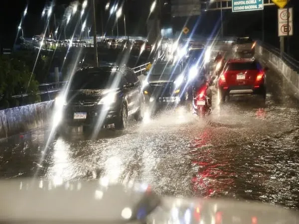 Honduras: Vuelve a llover en Tegucigalpa y los capitalinos esperan un respiro para las represas golpeadas por la sequía