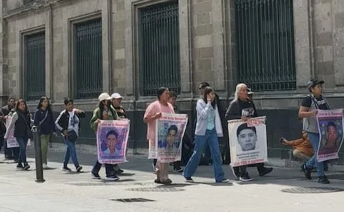 Prometen a familiares de los 43 agilizar extradición de personajes clave en el caso; Segob alista informe a 12 años