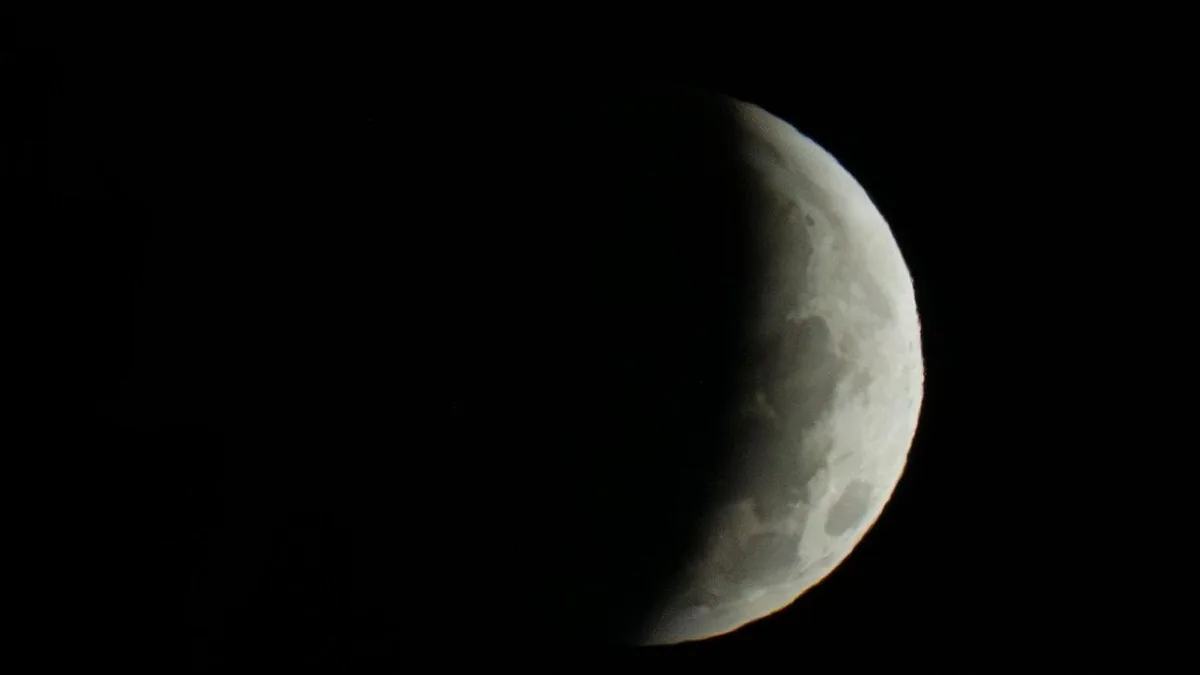 Astronomie: Mondfinsternis in Bayern - Wolken vermiesen es mancherorts
