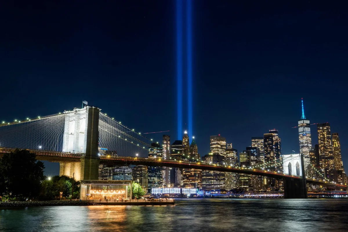 El impactante show de drones en Nueva York que recreó con luces las Torres Gemelas