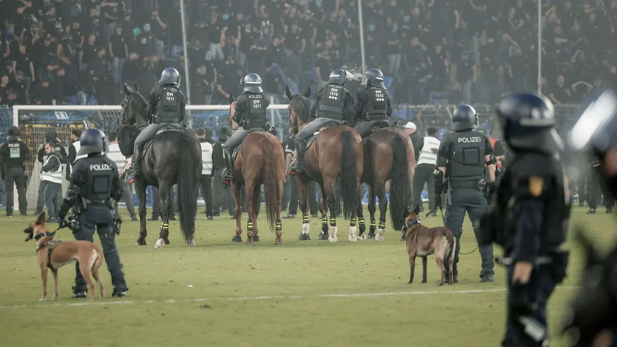 Ausschreitungen in Mannheim: Innenminister nach Derby-Krawallen: Gespräche mit FCK