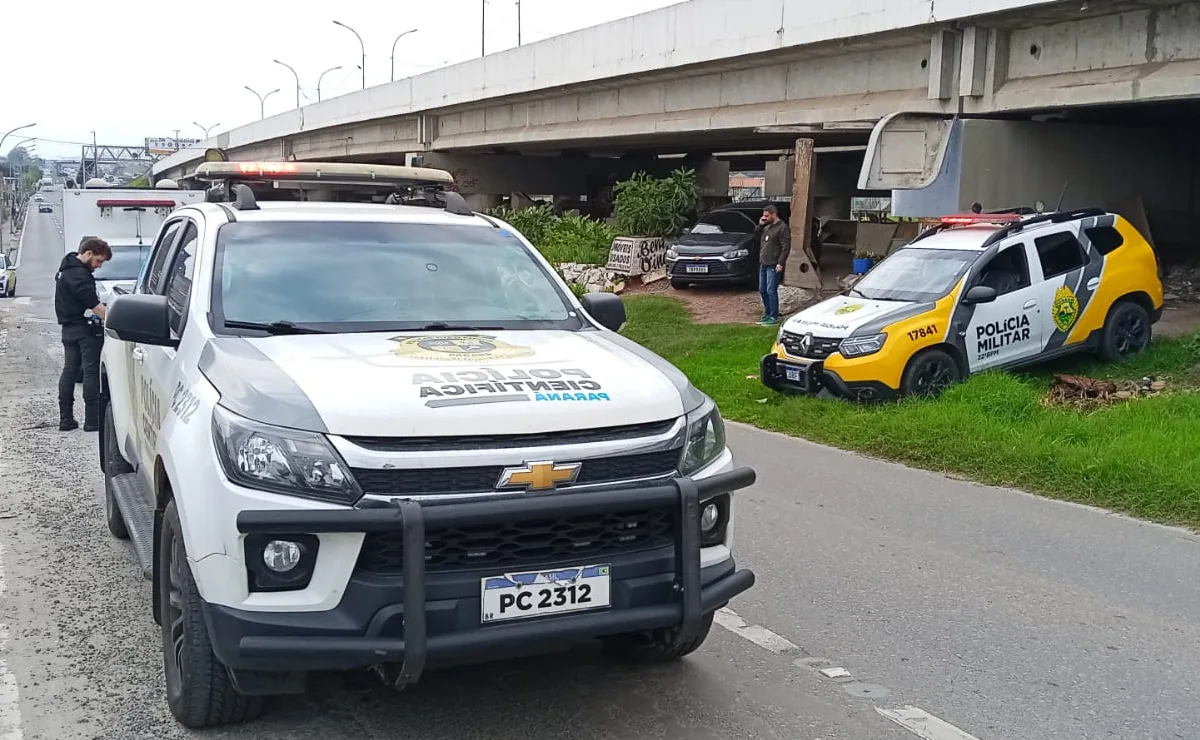 Homem em situação de rua é encontrado morto embaixo de viaduto em Colombo; dois ferimentos foram encontrados no corpo