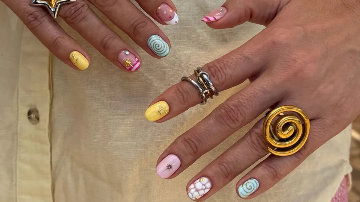12 manicuras messy nails para las que se aburren de llevar siempre las mismas uñas