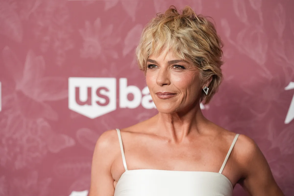 Atriz Selma Blair é detida nos EUA após morder e agredir comissários de bordo em voo