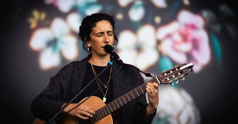 A Garota Não e Coro das Mulheres da Ilha em concerto inédito