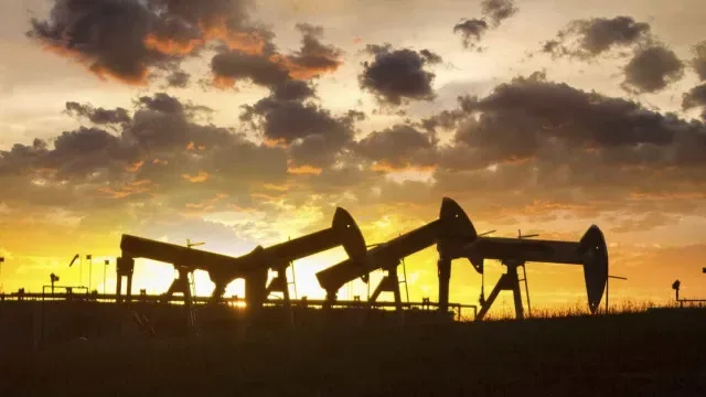 Preço do petróleo Brent cai mais de 1% para 103,50 dólares