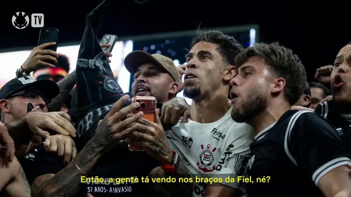 Gabriel Paulista recebe homenagem pelo ‘Poropopó’ com a Fiel