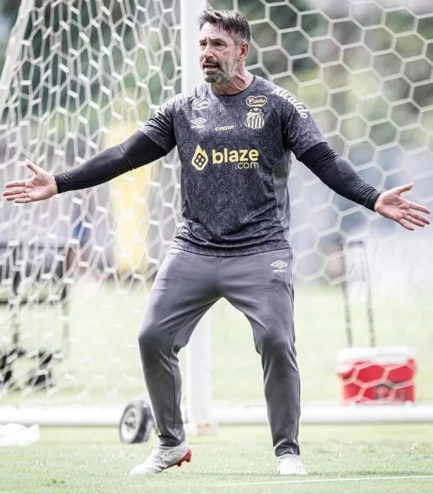 Santos sofre transfer ban na Fifa por dívida com auxiliar de Pedro Caixinha