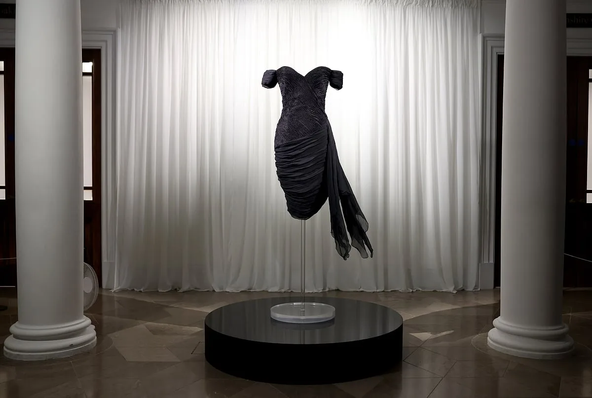 A vingança serve-se... de vestido curto. Famosa peça de roupa da princesa Diana vai a leilão e pode custar mais de 260 mil euros