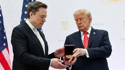 Donald Trump décore Elon Musk d'une médaille scientifique et le qualifie de "trésor national"