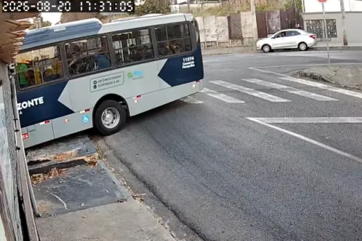 Ônibus atinge imóvel pela 2ª vez em menos de dois meses em BH