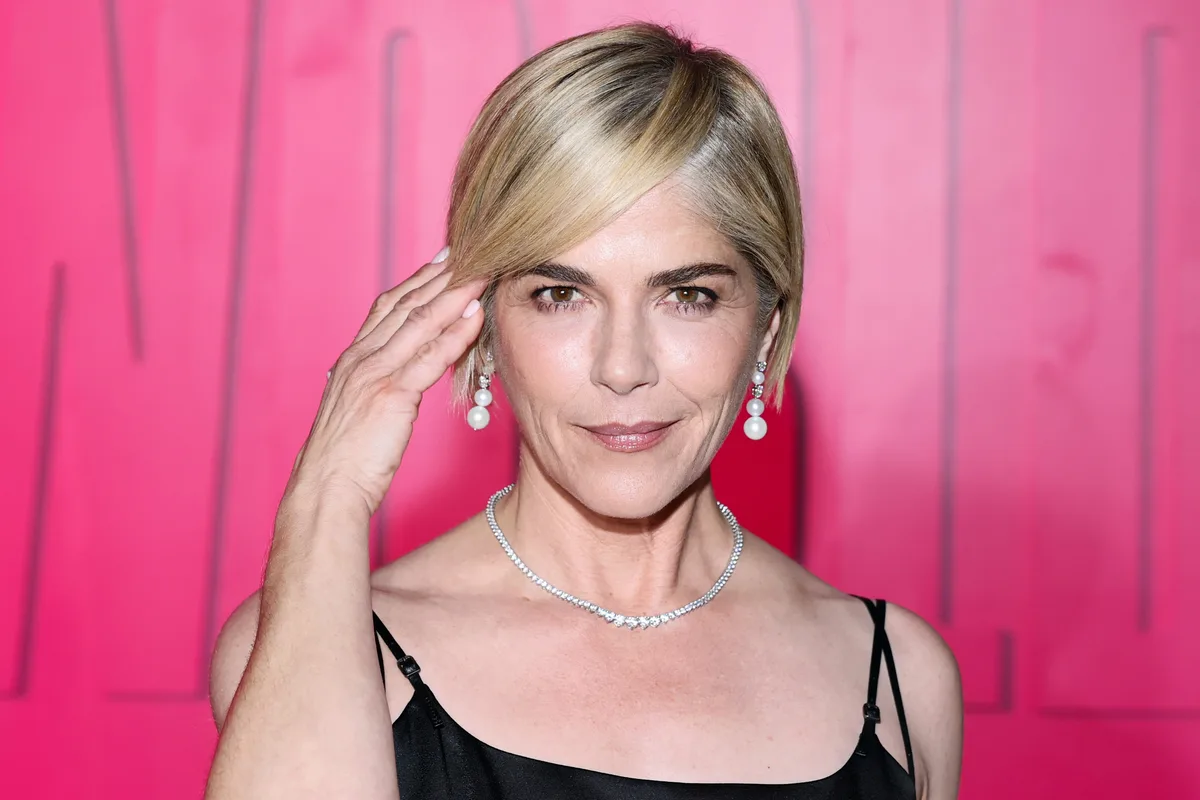 Selma Blair é detida após agredir comissários durante voo