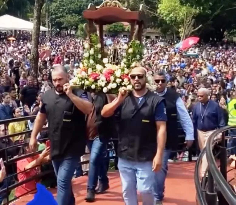 Fiéis enfrentam chuva em romaria de 15 km para celebrar Padroeira do Brasil