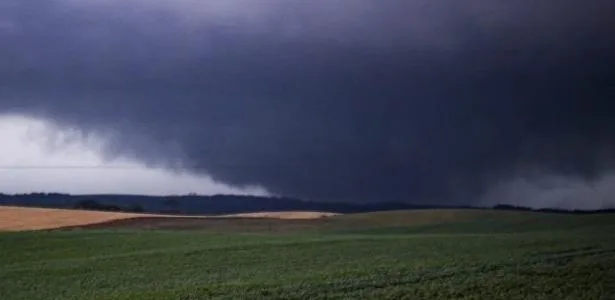 Tornado atingiu cidade no interior de SC, confirma Defesa Civil