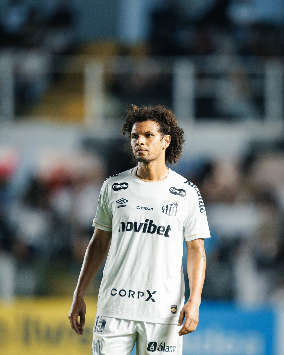 William Arão toma cartão no banco e desfalca o Santos contra o Fluminense