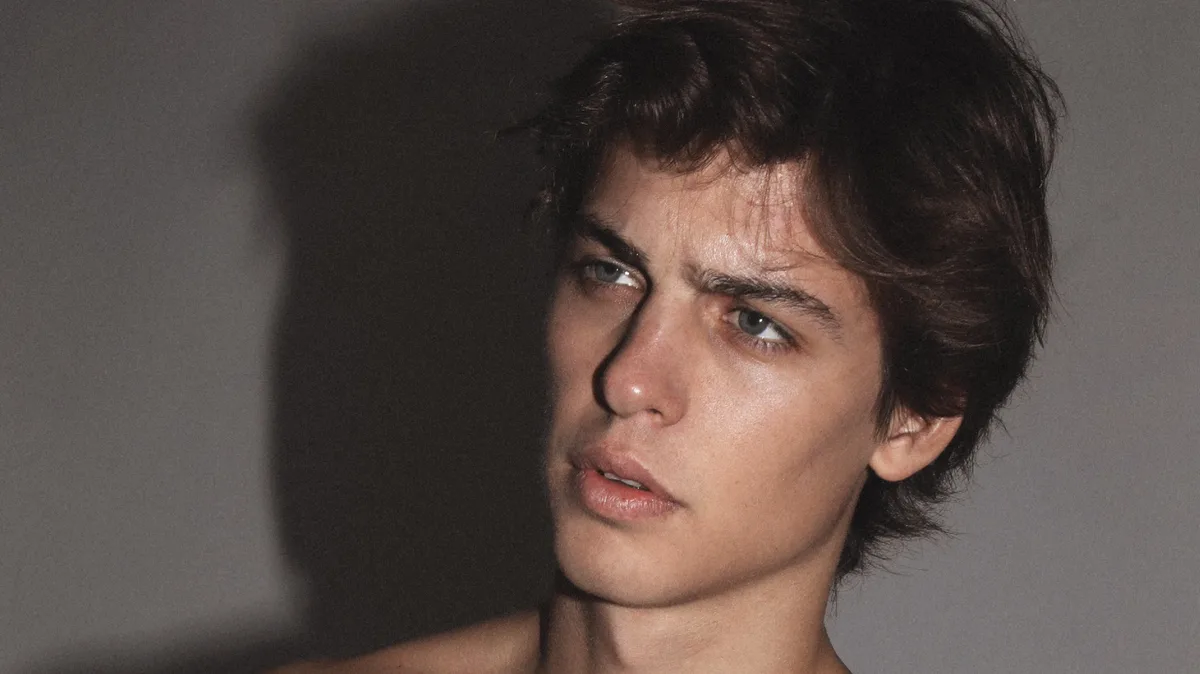 Las fotos de Benicio Gravier sin remera: la producción de moda que se llenó de fueguitos y corazones