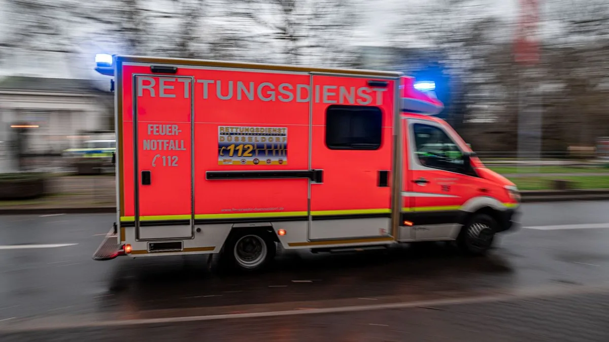 Ins Krankenhaus gebracht: Radfahrerin nach Unfall in Mönchengladbach schwer verletzt
