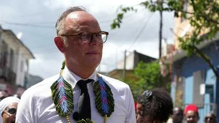 À Mayotte, Édouard Philippe enfile le costume traditionnel... du candidat à l'élection présidentielle