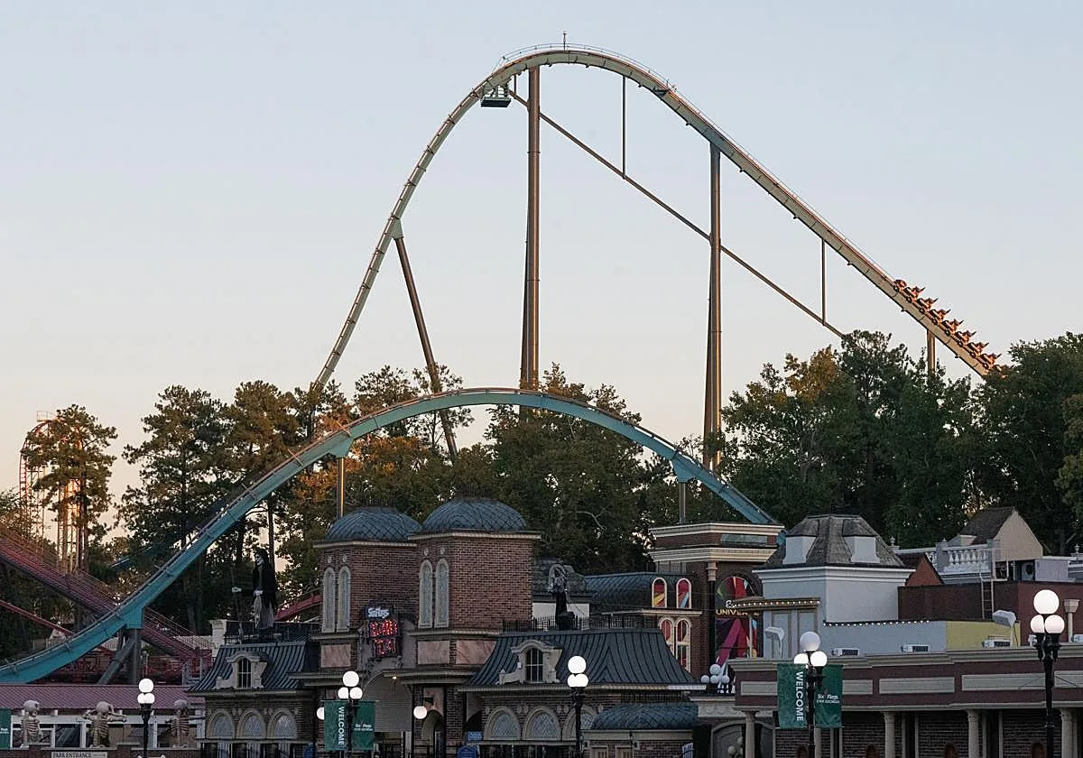 Muere una persona tras caer de una montaña rusa en el parque de Six Flags Over en Georgia (EE.UU.)