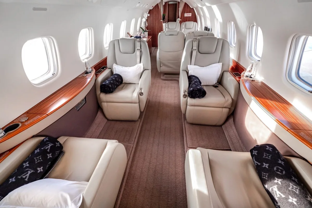 FOTOS: veja como é avião de Vorcaro usado por Flávio Bolsonaro e Moraes