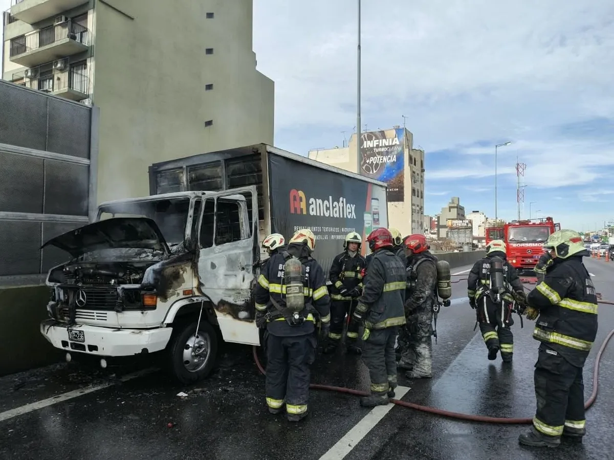 Caos en la Autopista 25 de Mayo: un camión se incendió y provocó una gran congestión de tránsito en plena hora pico