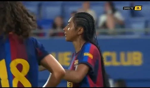Com Raphinha na torcida, Kerolin estreia no Barcelona Feminino em amistoso contra o Montpellier