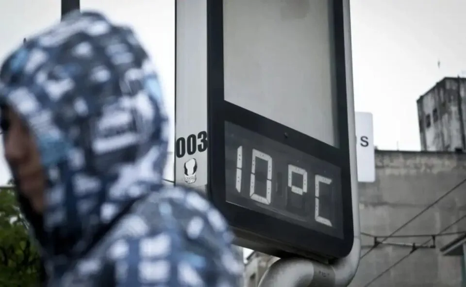 Após temporais e ventos de 81 km/h, tempo volta a ficar estável no Paraná, mas massa de ar frio diminui temperaturas em Curitiba