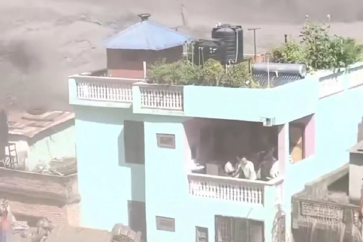 Avalanche no Nepal: VÍDEO mostra família ilhada em casa cercada pela enchente