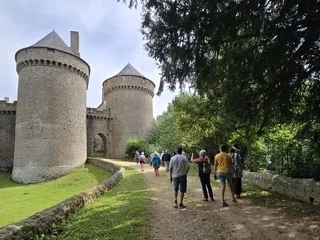 REPORTAGE. Ce château fort en Mayenne, toujours habité, n’a presque pas changé depuis le Moyen Âge