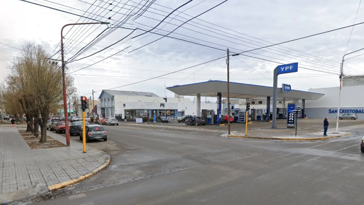 Un hombre dejó a su hija encerrada en el auto durante tres horas y se fue a un boliche en Río Gallegos