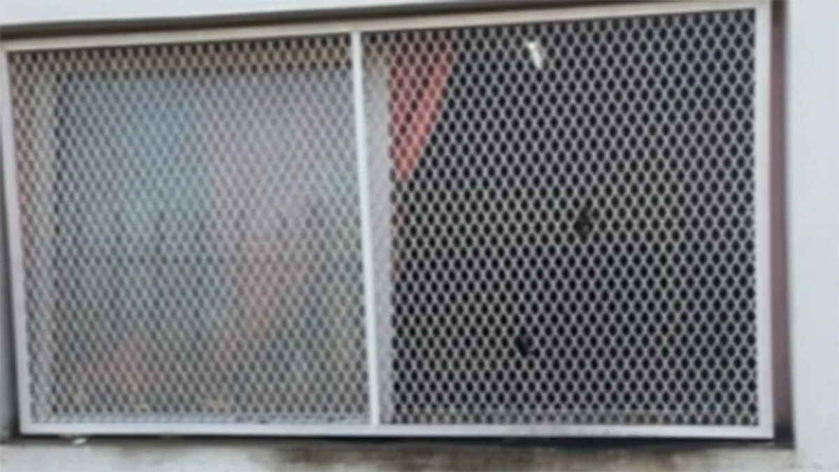 Dos escuelas fueron intimidadas en Rosario con tiros y banderas con reclamos penitenciarios
